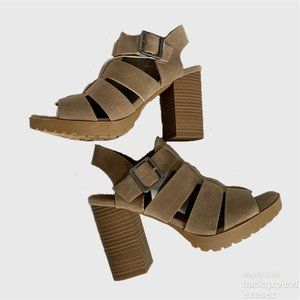 Universal Thread NWT Chunky Heel Sandal Size 8.5